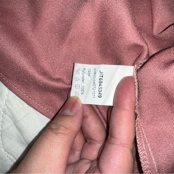 Light weight dusty pink sleeveless top. - Picture 2 of 3